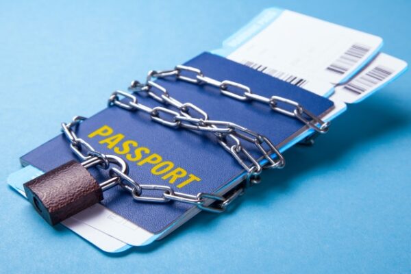 Выезд за границу с кредитом: выпустят ли должника из Украины?