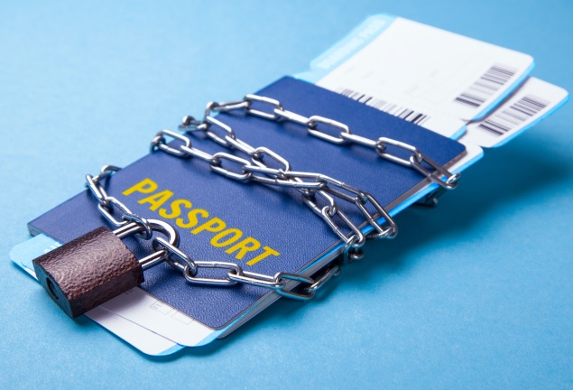 Выезд за границу с кредитом: выпустят ли должника из Украины?